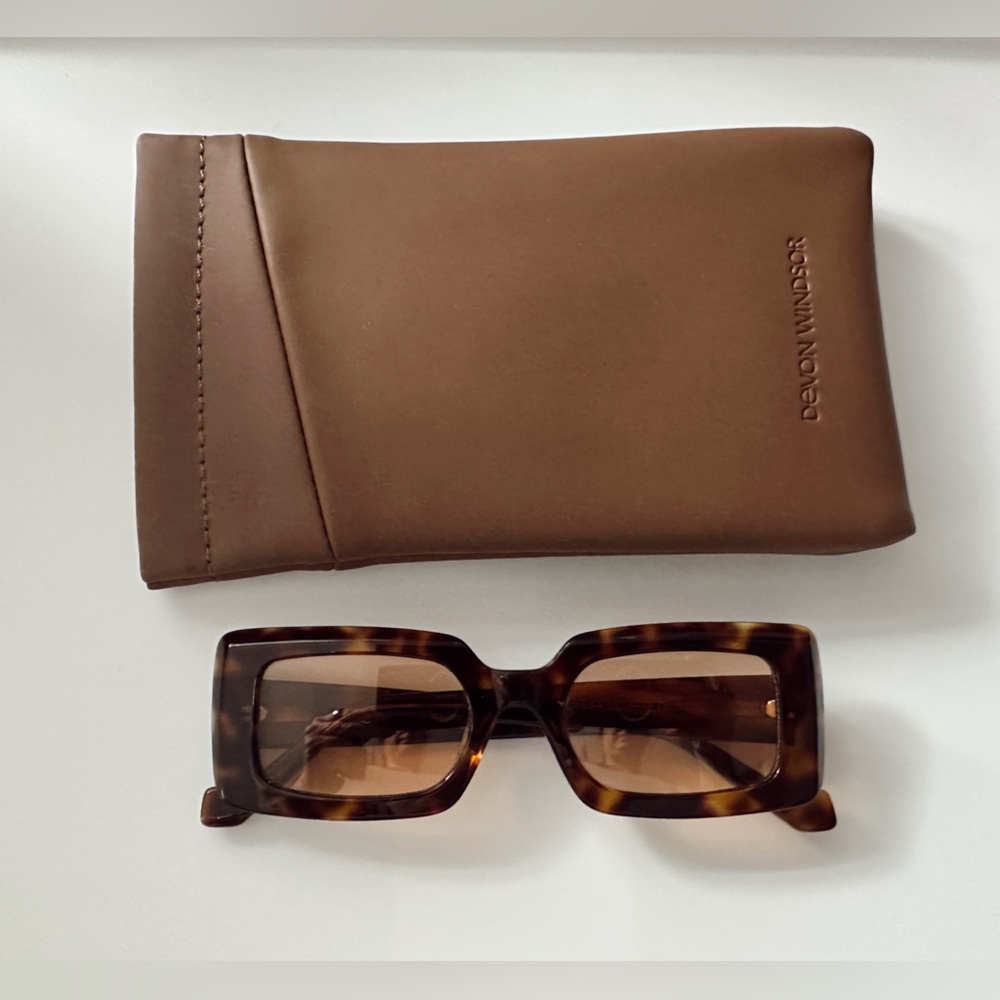Revolve Devon Windsor Havana Sunglasses Tortoise Women's Size OS